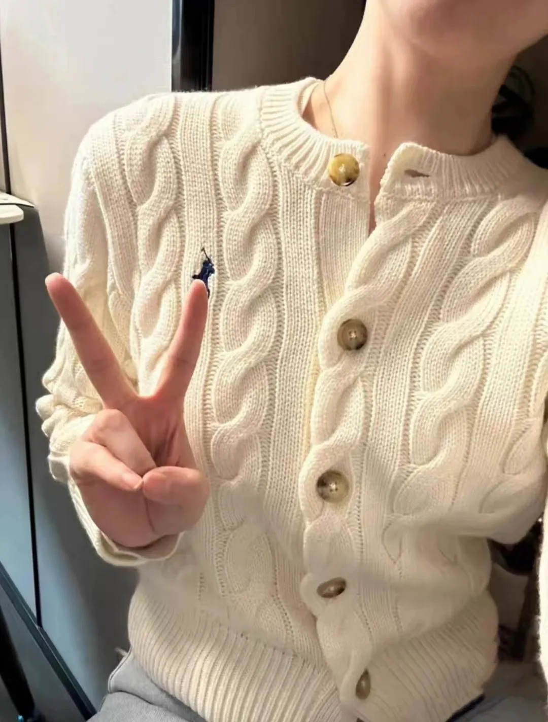 P220 RALPH LAUREN Ralph Lauren sixteen colors classic small label embroidery hemp cardigan round neck long sleeve button knitted sweater men's and women's tops Size: S M L It is made of pure cotton yarn and multi-knitted pure cotton, which is skin-friendly and comfortable. Small label war horse embroidery twist button round neck cardigan sweater🐎High quality. Follow the blogger to learn how to wear it! Let’s buy a Ralph Lauren cable sweater. It’s a super hard-to-find series after it became popular. It’s hard to find one on the official website. It’s simple and practical, has a lazy and loose feel, soft and delicate feel, and has a loose fit. Whether worn alone or layered, you can wear a simple one to create different styles of fashion!
